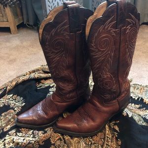 Justin cowboy boots size 7B.